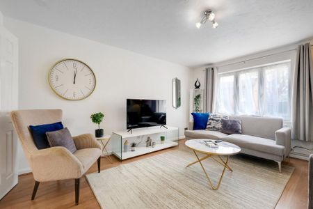 4 bedroom semi-detached house to rent - Photo 4