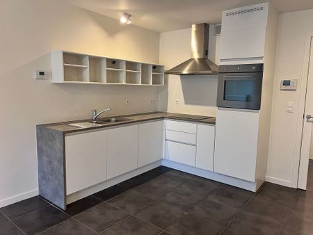 Modern appartement met 2 slaapkamers, berging en rustgevend uitzicht in Ieper - Photo 2