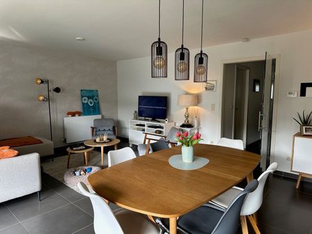 Instapklaar en comfortabel appartement met 2 slaapkamers, lift, terras en ondergrondse autostaanplaats – in het centrum van Hasselt - Photo 4