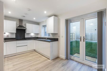 3 bedroom semi-detached house to rent - Photo 5