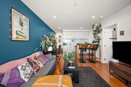 Skyline Serenity: Your Contemporary Oasis - Photo 5