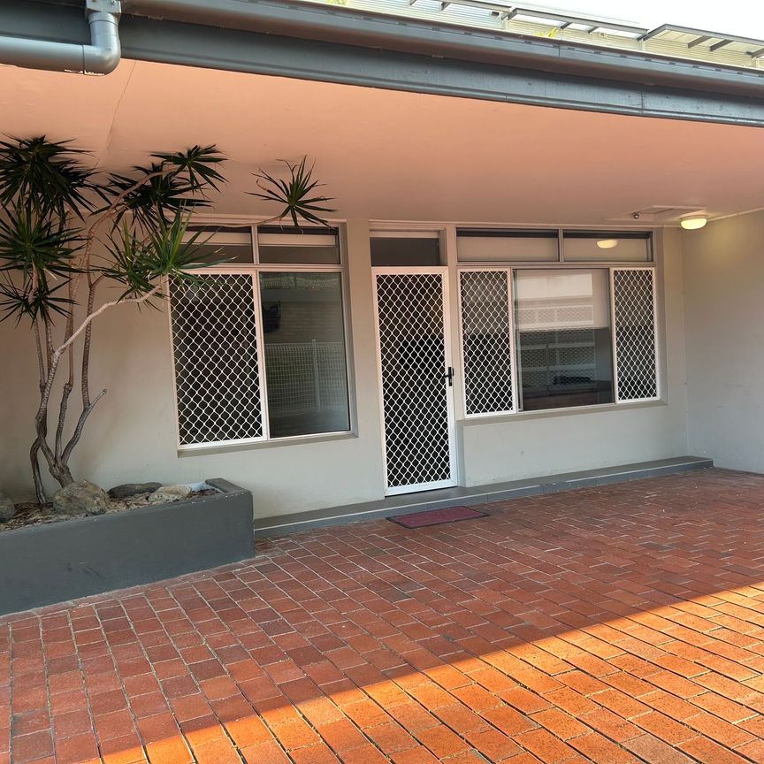 MODERN PARTLY FURNISHED 2 BEDROOM UNIT - OPPOSITE THE BEACH - Photo 1