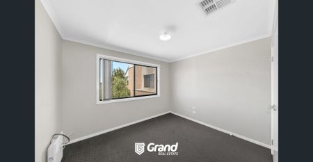 4 BEDROOM TOWNHOUSE IN OFFICER OVERLOOKING THE LAKE ! - Photo 4