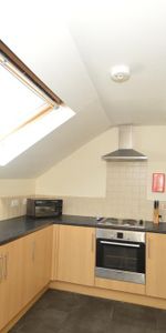 1 bedroom in a flat share to rent - Photo 3