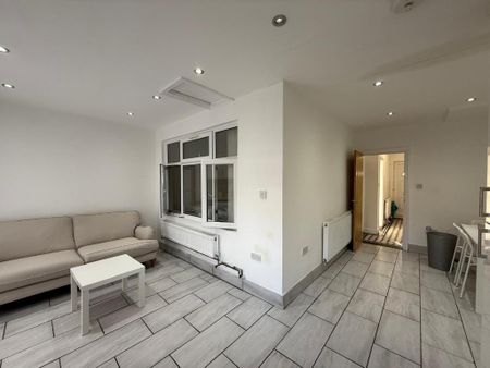 4 bedroom terraced house to rent - Photo 5