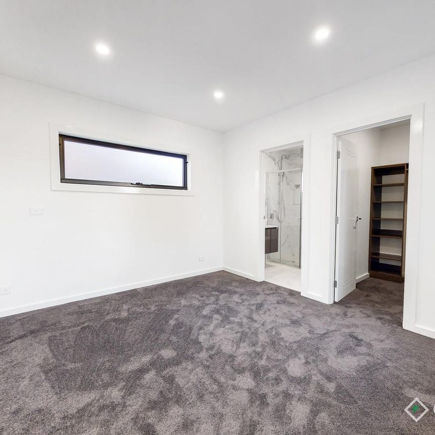 Luxurious Living at Brisbane Street! - Photo 1