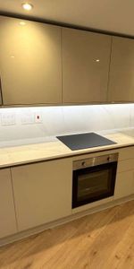 A newly converted 1 bedroom apartment to rent at Market Place in the heart of Reading's town centre. Having been superbly converted, offering a very high standard of presentation throughout. - Photo 3