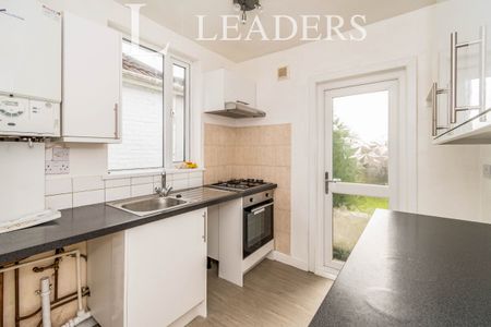 2 bedroom bungalow to rent Wycliffe Road, Southampton, SO18 - Photo 3