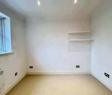 2 Bedroom Flat - Purpose Built To Let - Photo 1