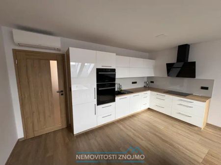 Pronájem plně vybaveného podkrovního bytu 2+kk v centru Znojma - Fotografie 5