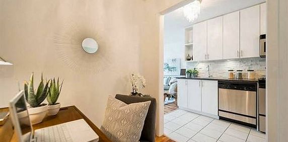 Panoramic Furnished 1BR+Den in Yaletown, Utilities Included! - Photo 2