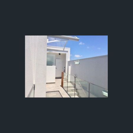 Spacious 1-Bedroom Apartment for Rent at Prime Location in Sydenham - Photo 3