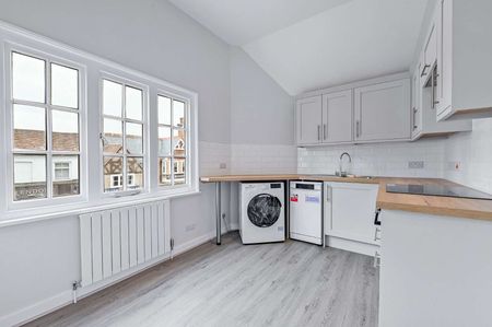 A recently updated first floor apartment located on the Marlow High Street. Parking available by separate negotiation - Photo 4