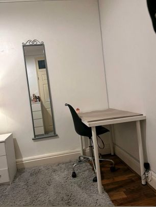 Room in a Shared Flat, Roman Road, E2 - Photo 1