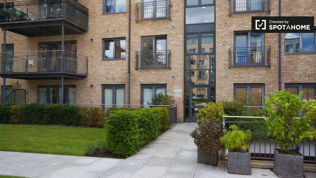 Big room in 2-bedroom apartment in Terenure, Dublin - Photo 1