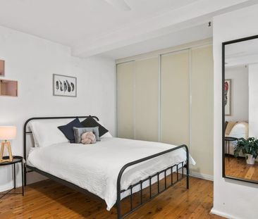 Stylish Studio Apartment in the Heart of Elizabeth Bay - Photo 3