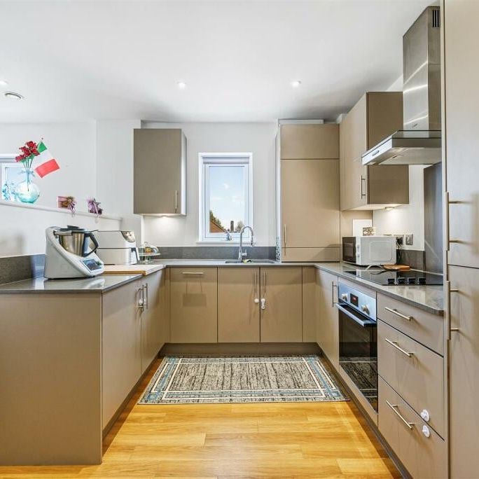 2 Bed Flat, Acton, W3 - Photo 1