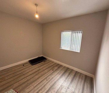 4 bedroom semi-detached house to rent - Photo 5