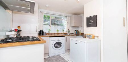 Spacious studio set in an amazing location - Photo 4