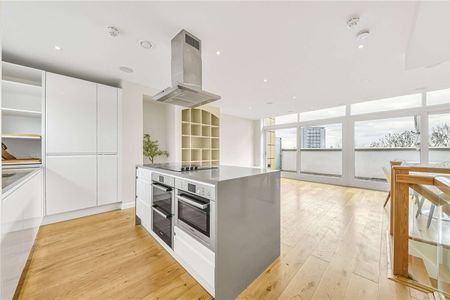 A two bedroom duplex apartment with private terrace, concierge and lift. - Photo 2