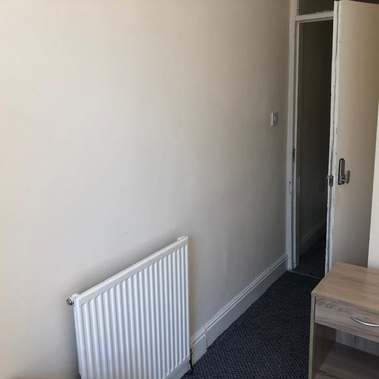 Room in a Shared House, Beaconsfield Road, CV2 - Photo 1