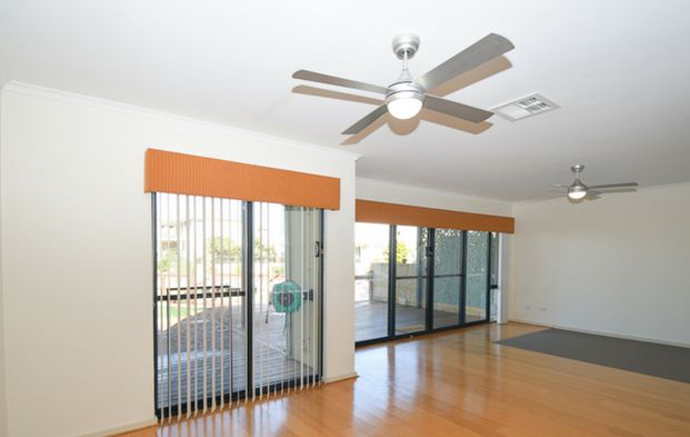 Spacious 4 Bedroom Home with Canal Views! - Photo 1