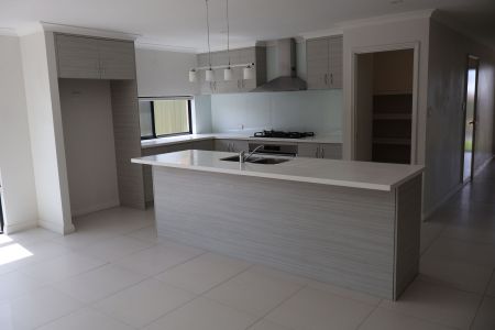 SPACIOUS FOUR BEDROOM FAMILY HOME - Photo 3