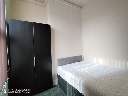 Room 4, 8 Broadgate, Preston - Photo 3