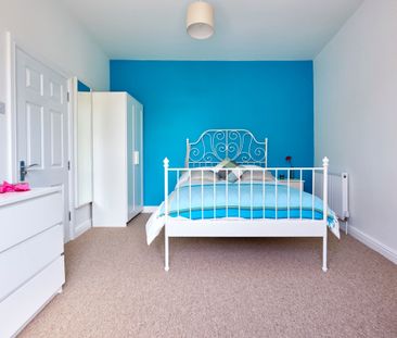 Large double bedroom- Overlooking Netham Park - Photo 1