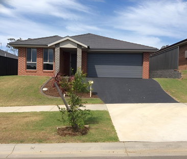 SPACIOUS FAMILY HOME WITH MODERN COMFORTS - Photo 3