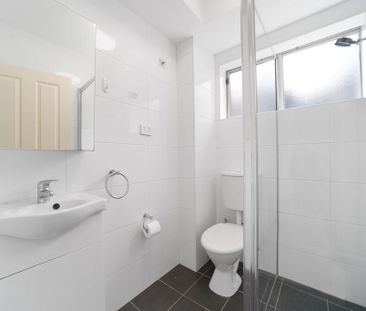 Stylish and Fully Renovated Two Bedroom Apartment - Photo 1