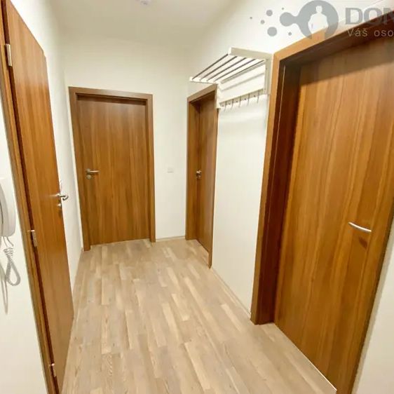 Dlouhodobý pronájem bytu s terasou 2+kk na ulici Janského v Olomouci - Fotografie 1