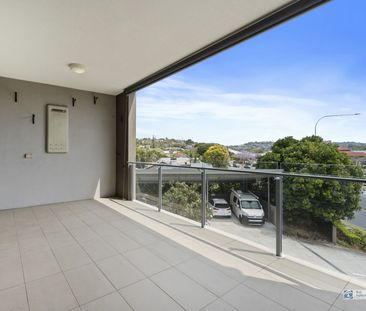 Modern unit - close to everything! - Photo 3