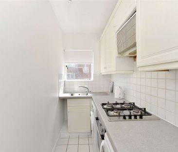 Large one bedroom apartment with views into Regents Park - Photo 3