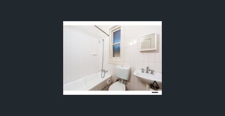 Two Bedroom Art-Deco Apartment - Photo 3