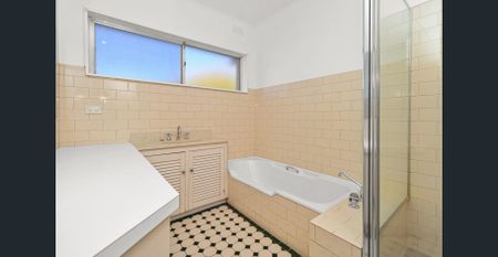 Spacious 3-Bedroom Home + Workshop/Storage – Perfect for Families! - Photo 4