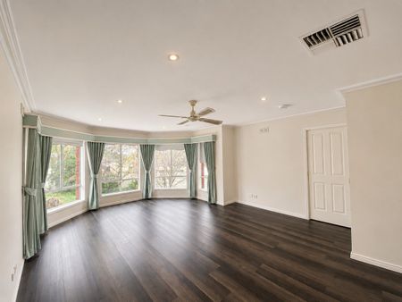 5-bedroom home with pool in Kialla Lakes - Photo 3