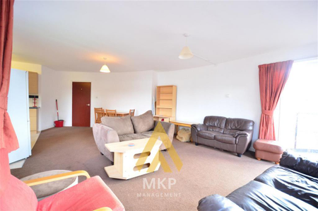 4 bedroom flat to rent - Photo 2