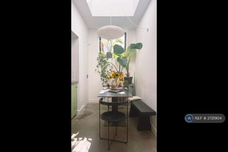 2 bedroom semi-detached house to rent - Photo 5