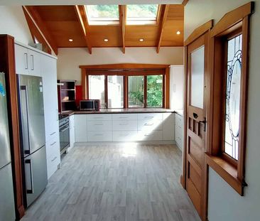 Large 5 bedroom 2 storey flat, great harbour views - Photo 1