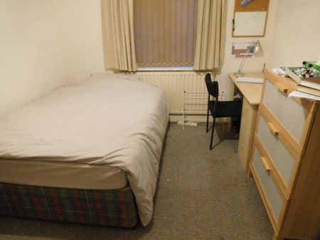 5 Bedroom Semi Detached To Rent in Lenton - Photo 4