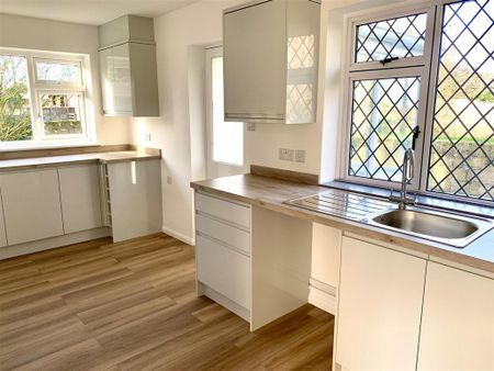 3 bedroom detached bungalow to rent - Photo 2