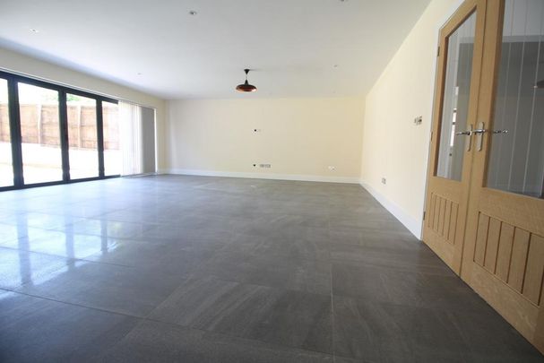 5 bedroom detached house to rent - Photo 1