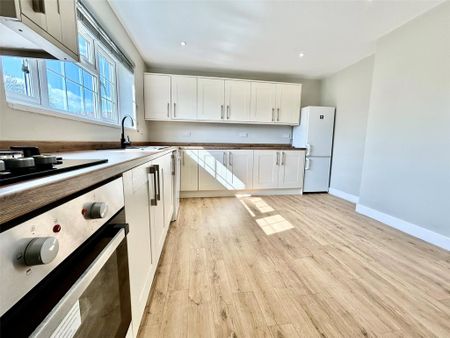 4 bedroom semi-detached house to rent - Photo 5