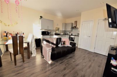 2 bedroom Flat in Otley Road, Leeds - Photo 3