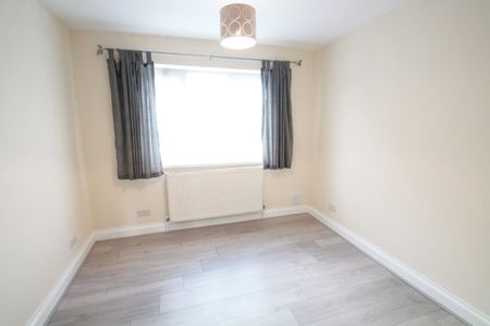 5 Bed End Terrace, Lewis Crescent, NW10 - Photo 2