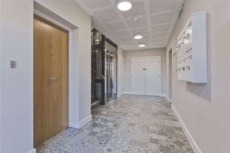 An executive furnished ground floor apartment, in a gated & exclusive development, close to a range of amenities including Hampton Court station, further benefitting from allocated parking. - Photo 3