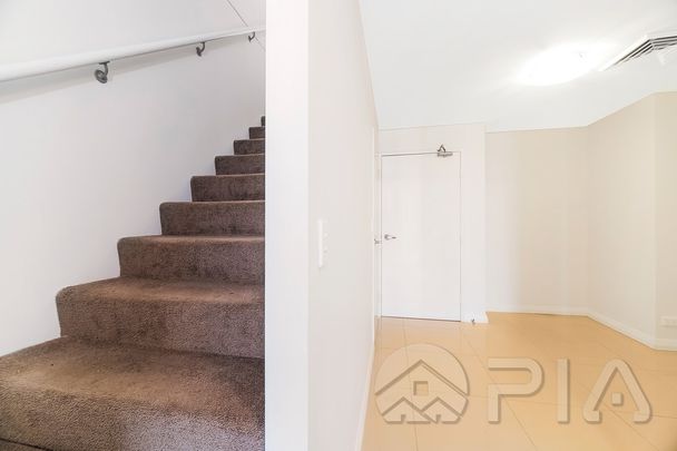 Brand New Tile ,Spacious & Modern split level Apartment with 2 Balconies. - Photo 1