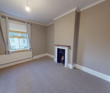4 bedroom end of terrace house to rent - Photo 6