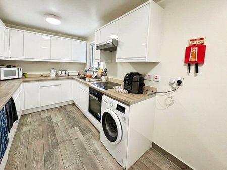 Fairview Avenue, Woking, Surrey, GU22 7NU - Photo 5